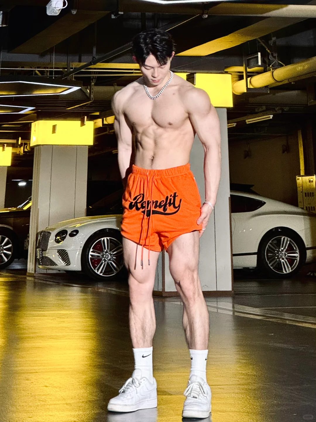 泳池肌肉帅哥宽肩窄腰腹肌炸裂，成都小敖犬太撩了！