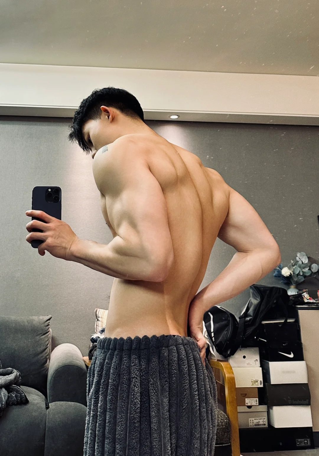 泳池肌肉帅哥宽肩窄腰腹肌炸裂,成都小敖犬太撩了! 泳池肌肉帅哥宽肩窄腰腹肌炸裂,成都小敖犬太撩了!