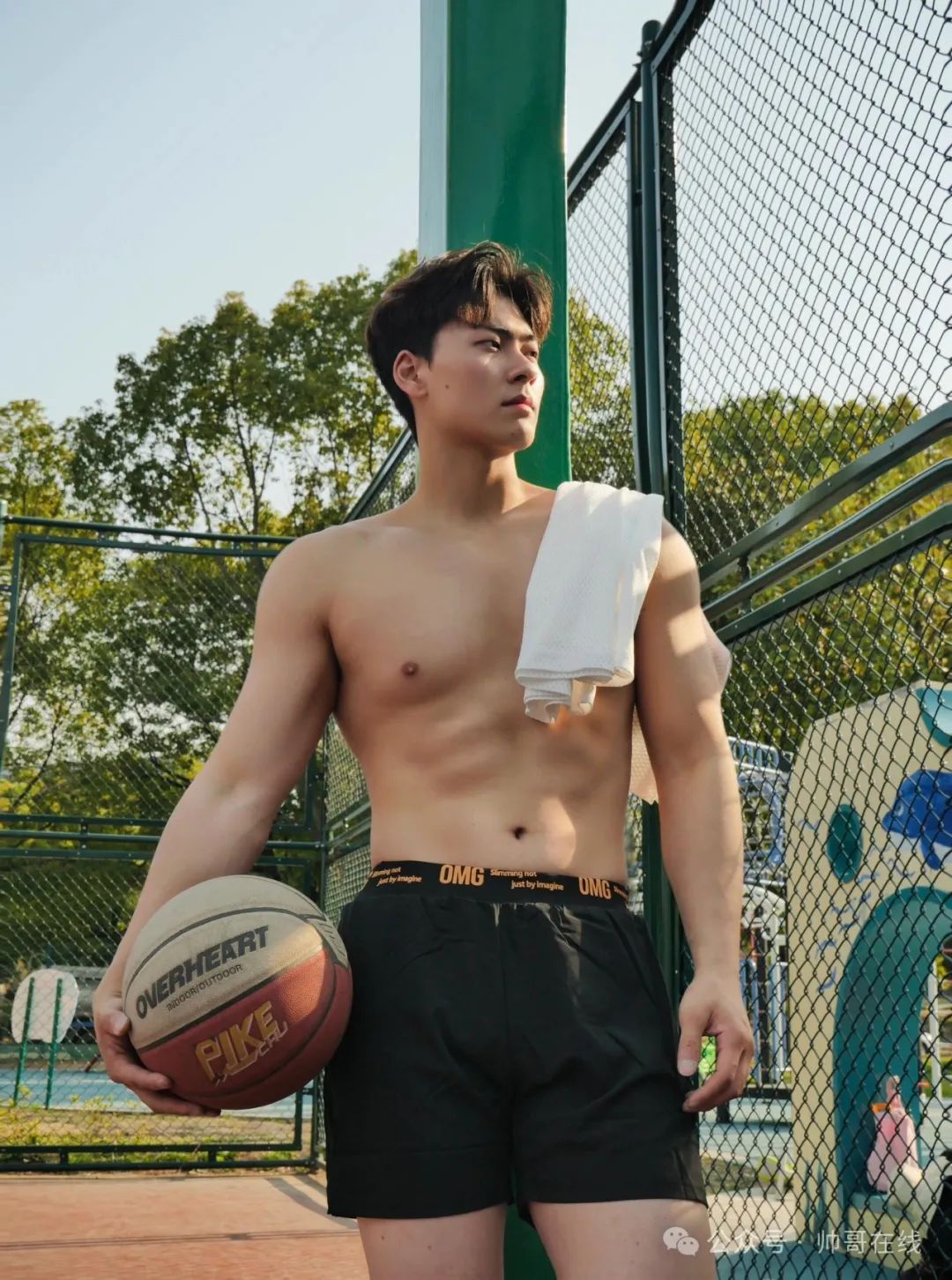 185CM 肌肉男大体育生，刚满 20 的帅弟弟！