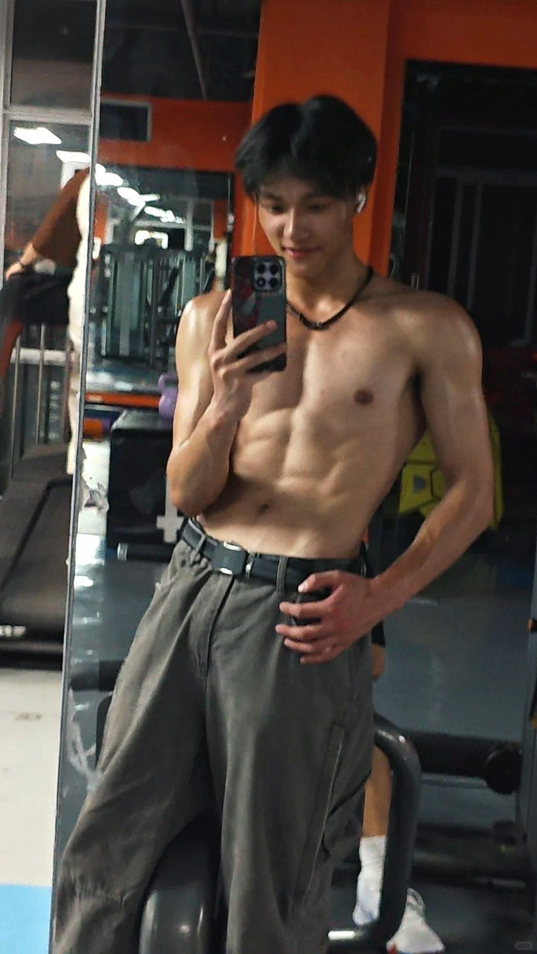 喜欢宿舍自拍的筋肉腹肌男大
