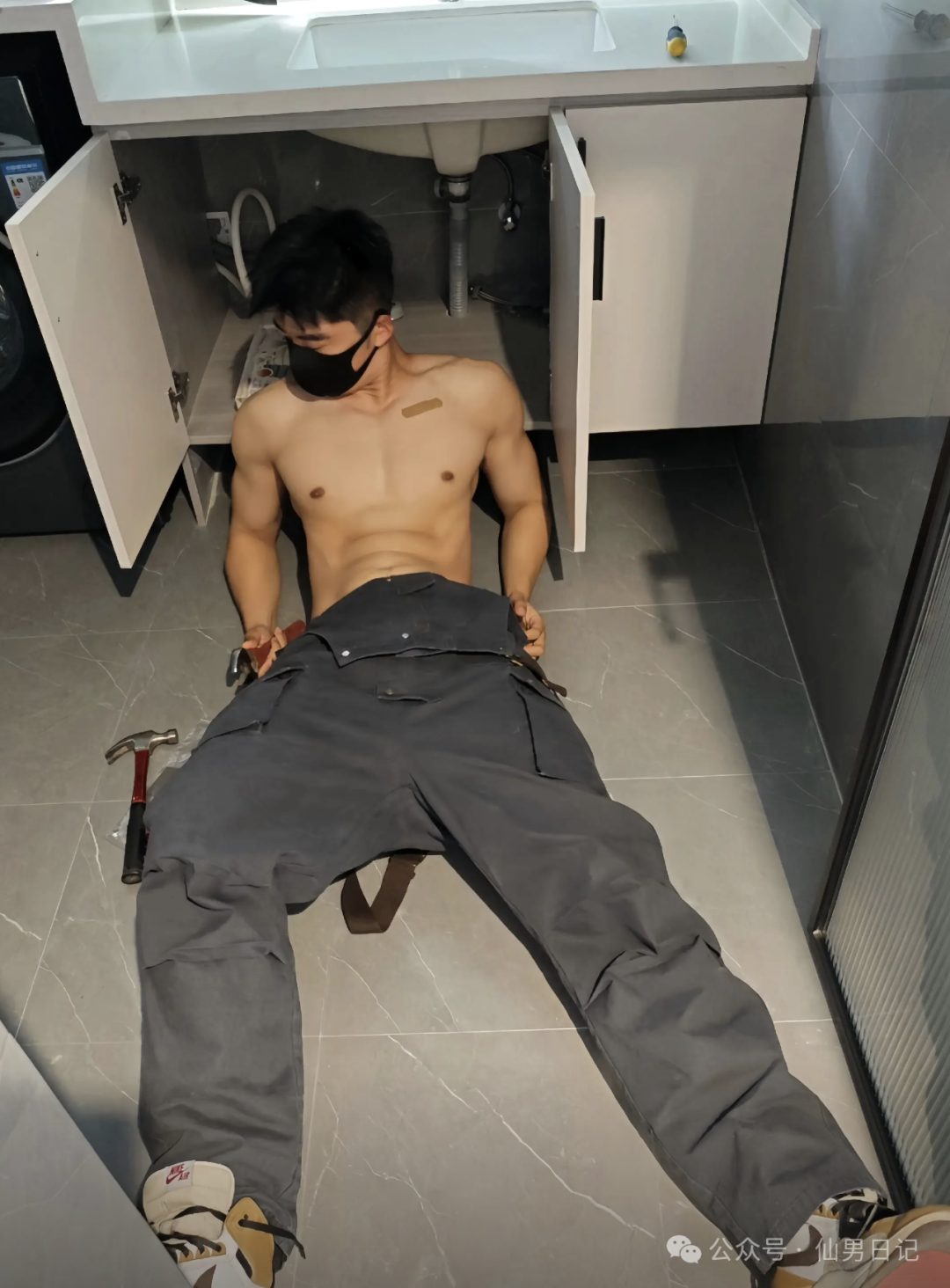 全网爆火的修水管师傅找到了！这腹肌真的可以……