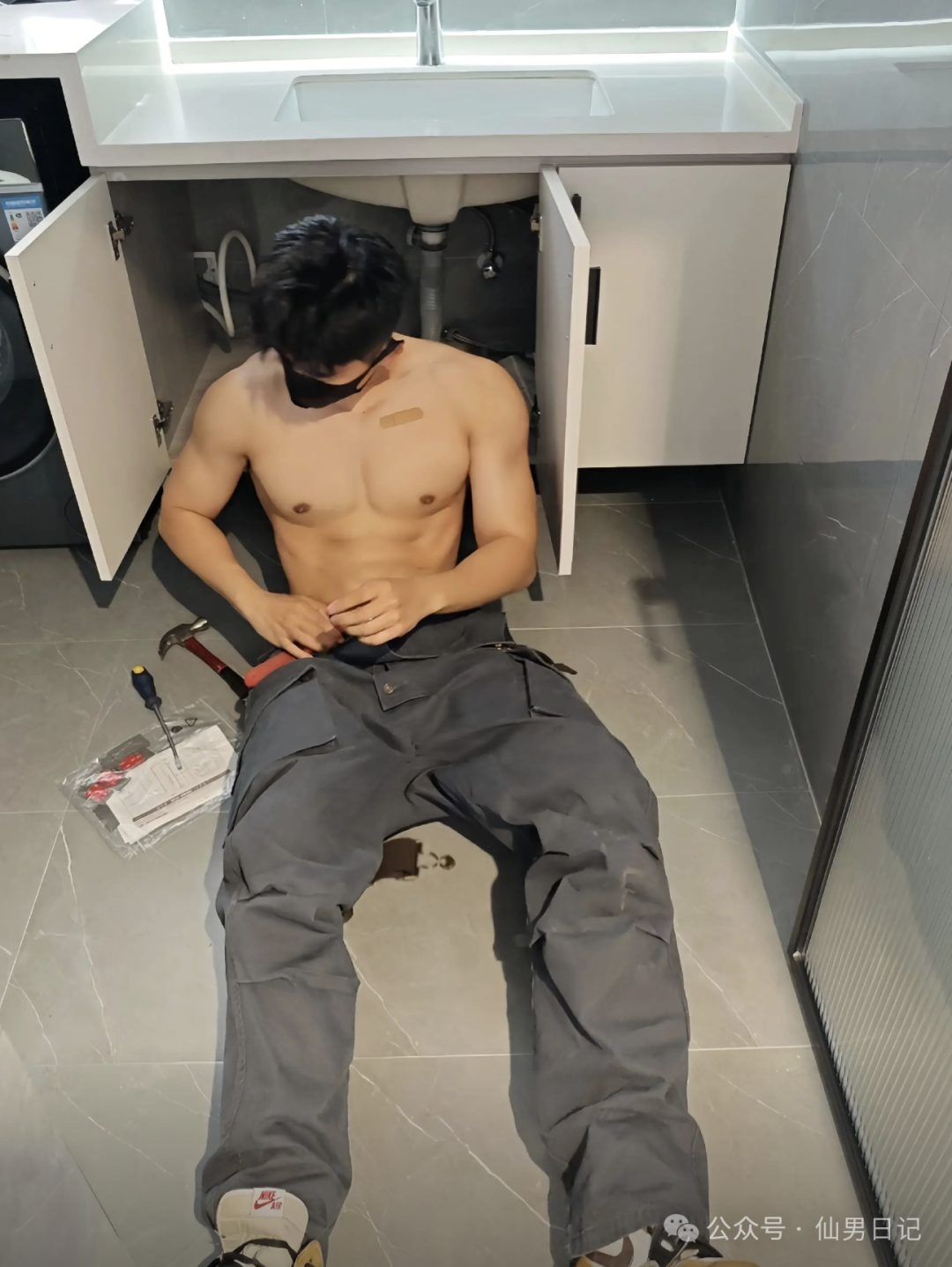 全网爆火的修水管师傅找到了！这腹肌真的可以……