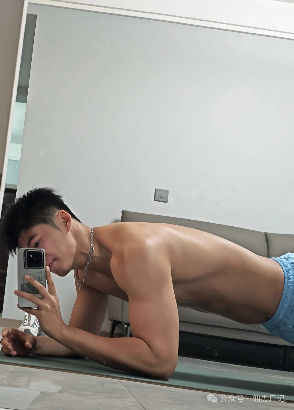 全网爆火的修水管师傅找到了！这腹肌真的可以……