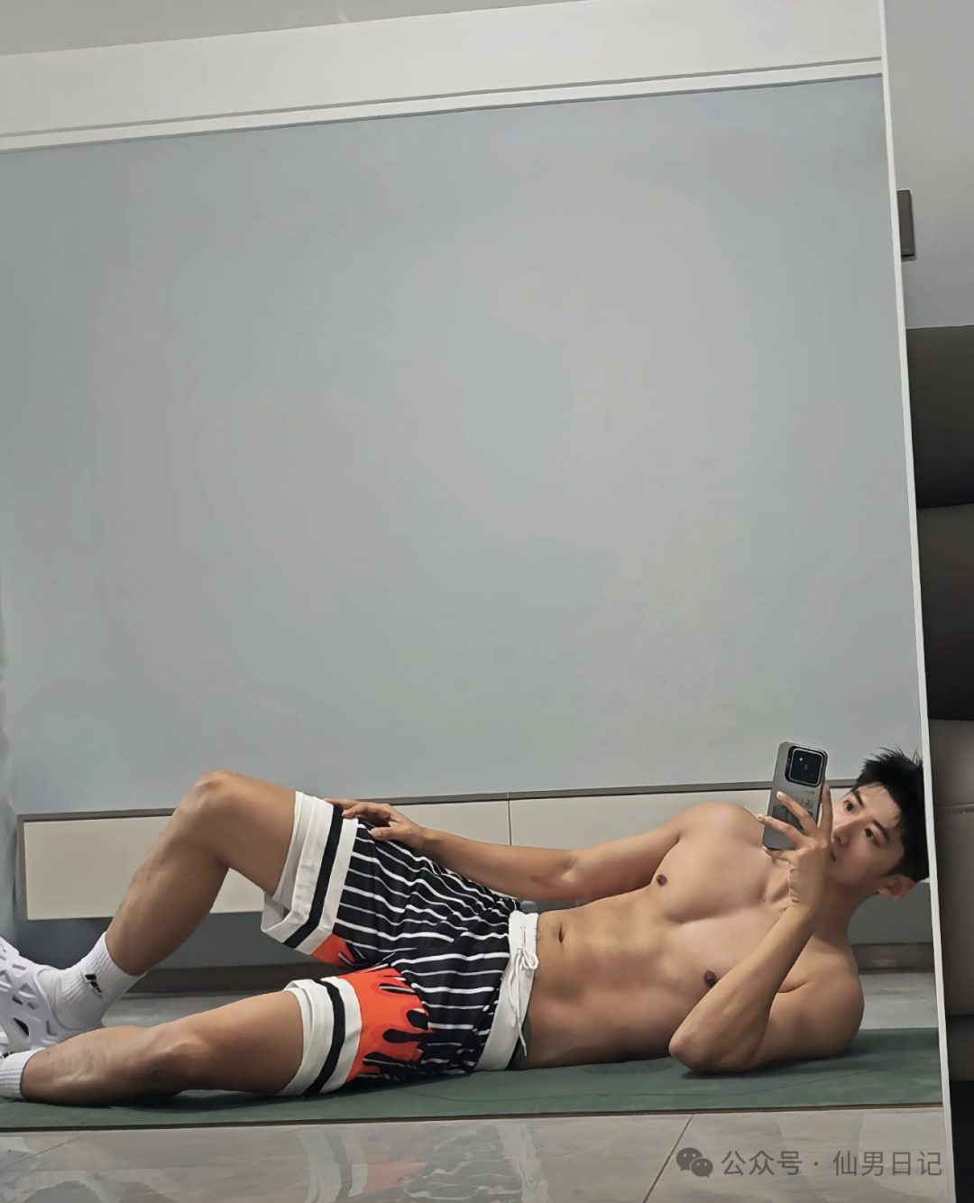全网爆火的修水管师傅找到了！这腹肌真的可以……
