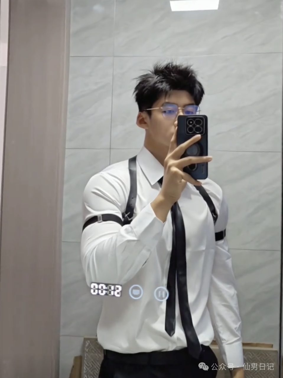 全网爆火的修水管师傅找到了！这腹肌真的可以……