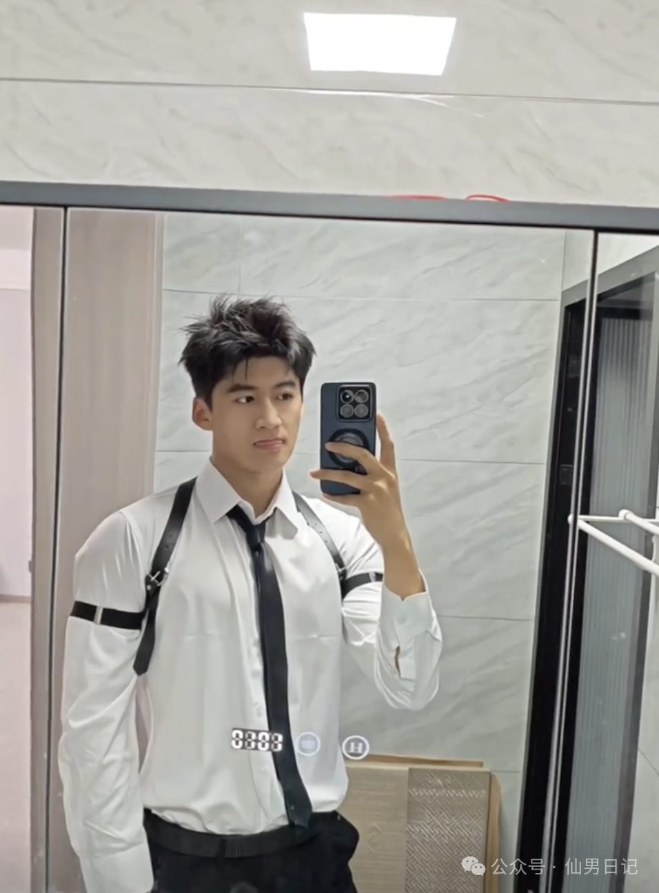 全网爆火的修水管师傅找到了！这腹肌真的可以……