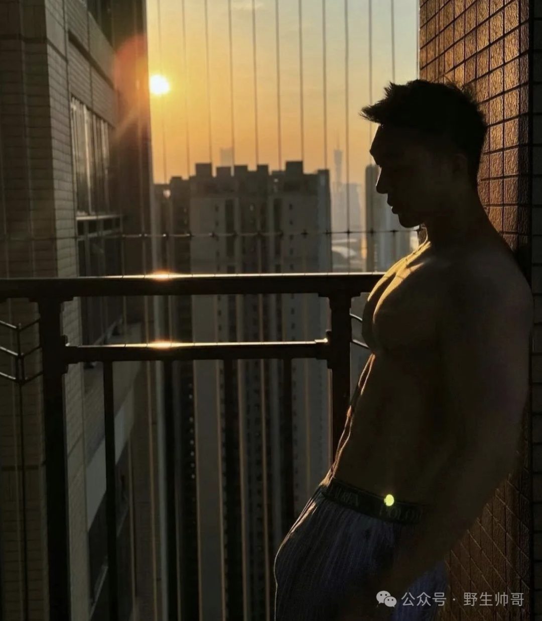 穿内裤自拍的野生运动男让人窒息，长得太大了！