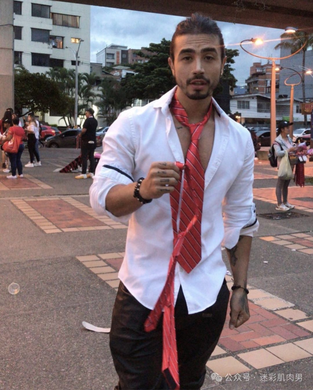 马拉松穿灰短裤脱衣服的运动男太帅了，实力强大！