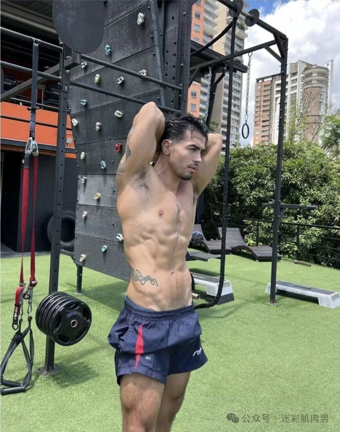 马拉松穿灰短裤脱衣服的运动男太帅了，实力强大！