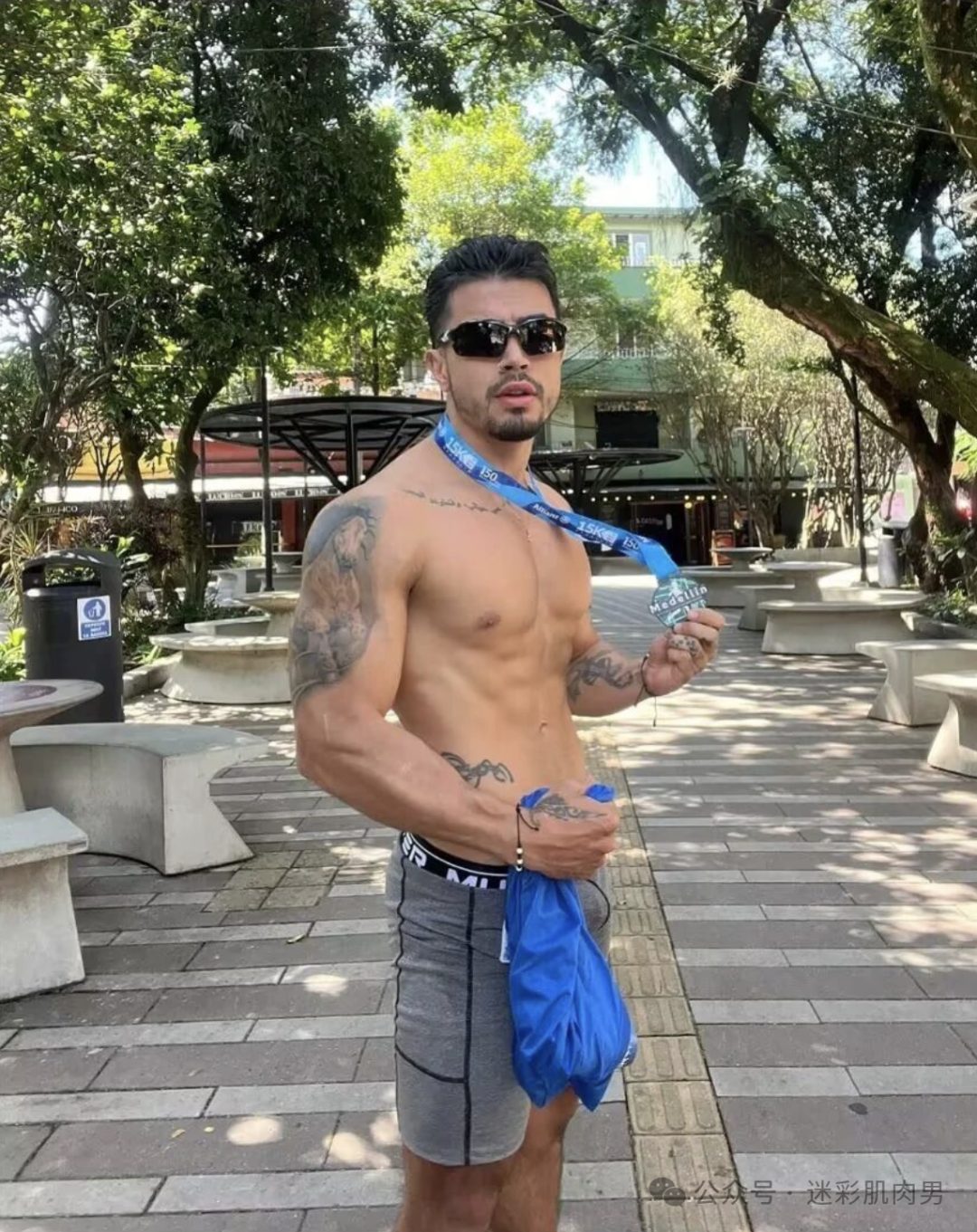 马拉松穿灰短裤脱衣服的运动男太帅了，实力强大！