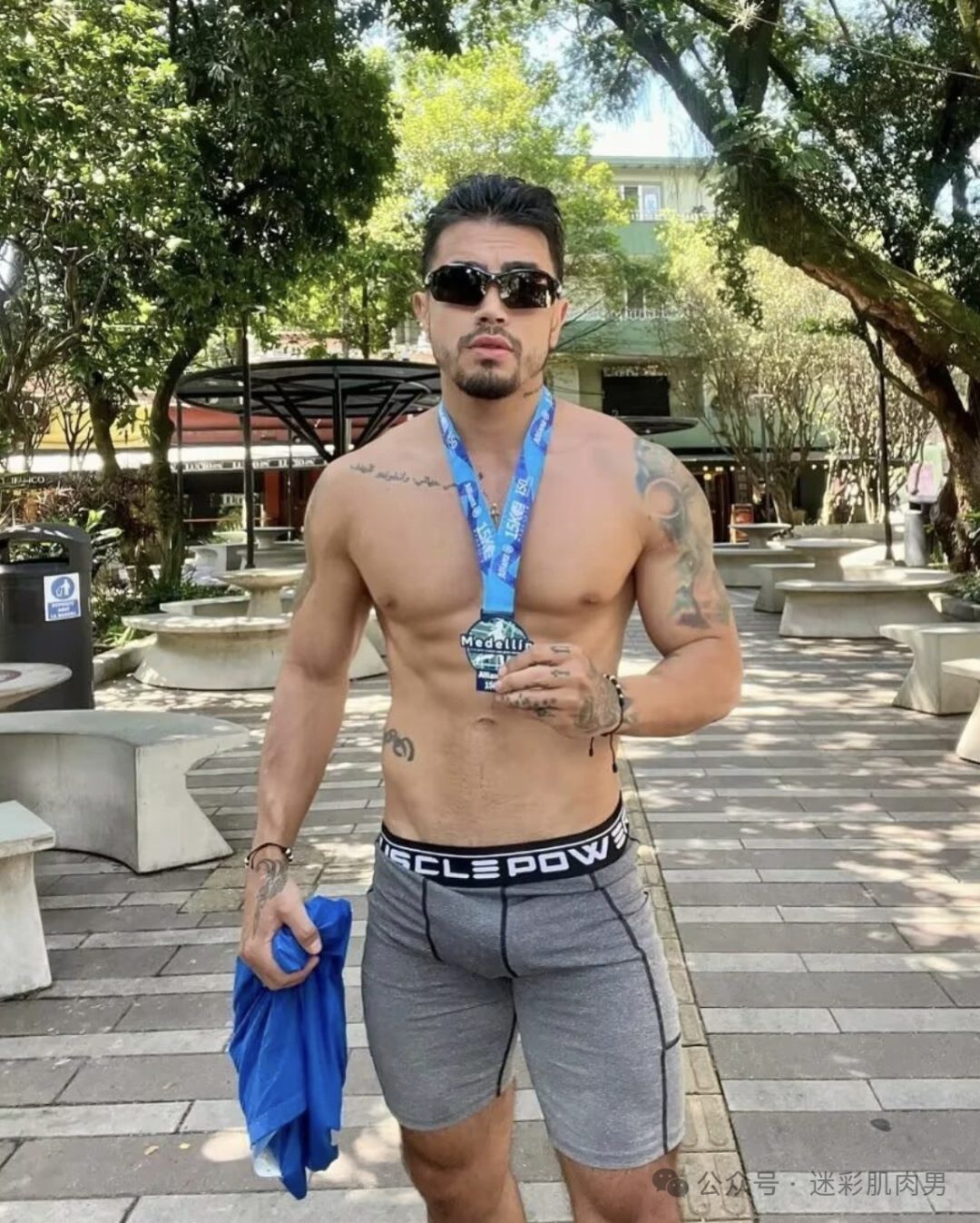 马拉松穿灰短裤脱衣服的运动男太帅了，实力强大！