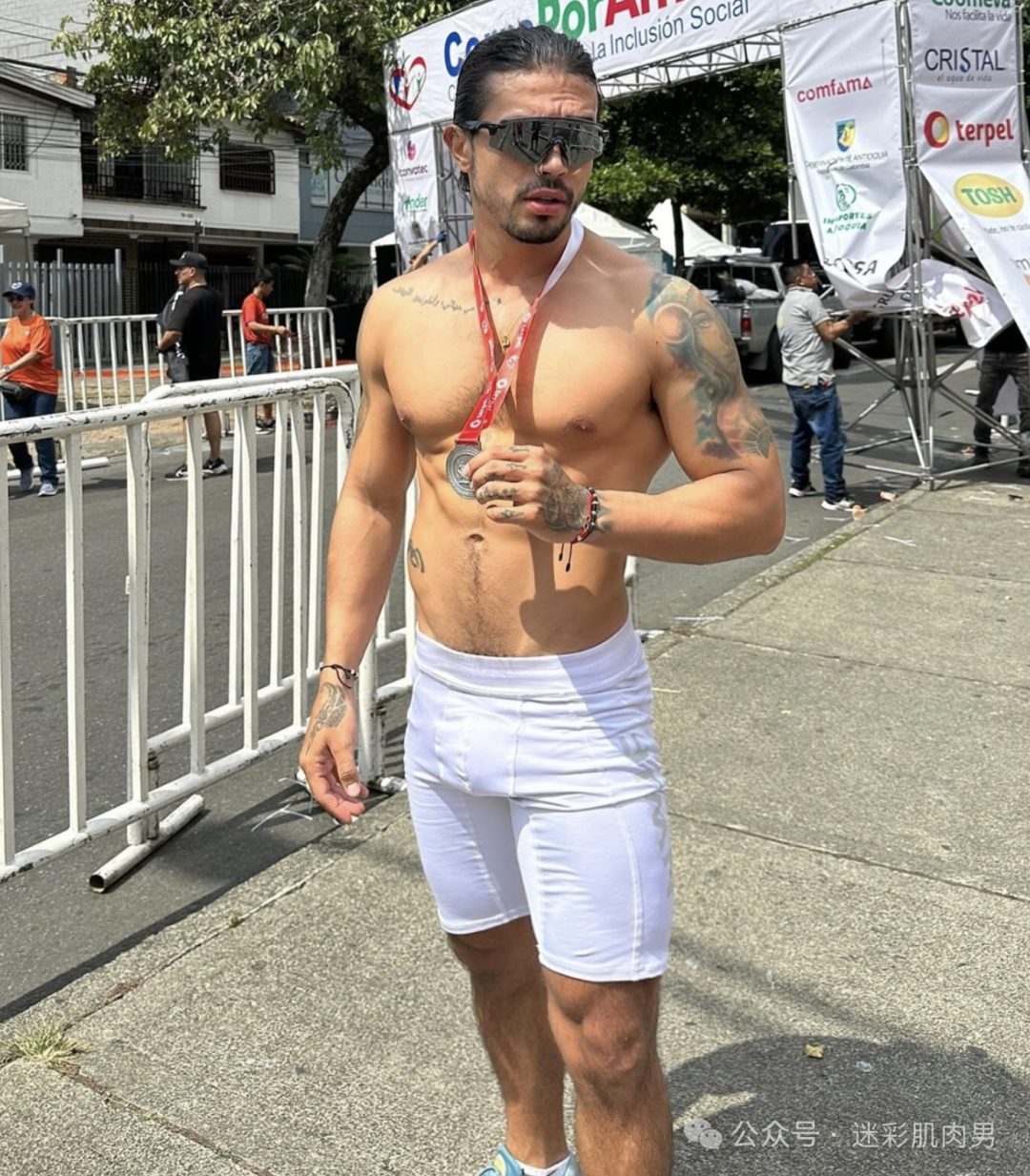 马拉松穿灰短裤脱衣服的运动男太帅了，实力强大！
