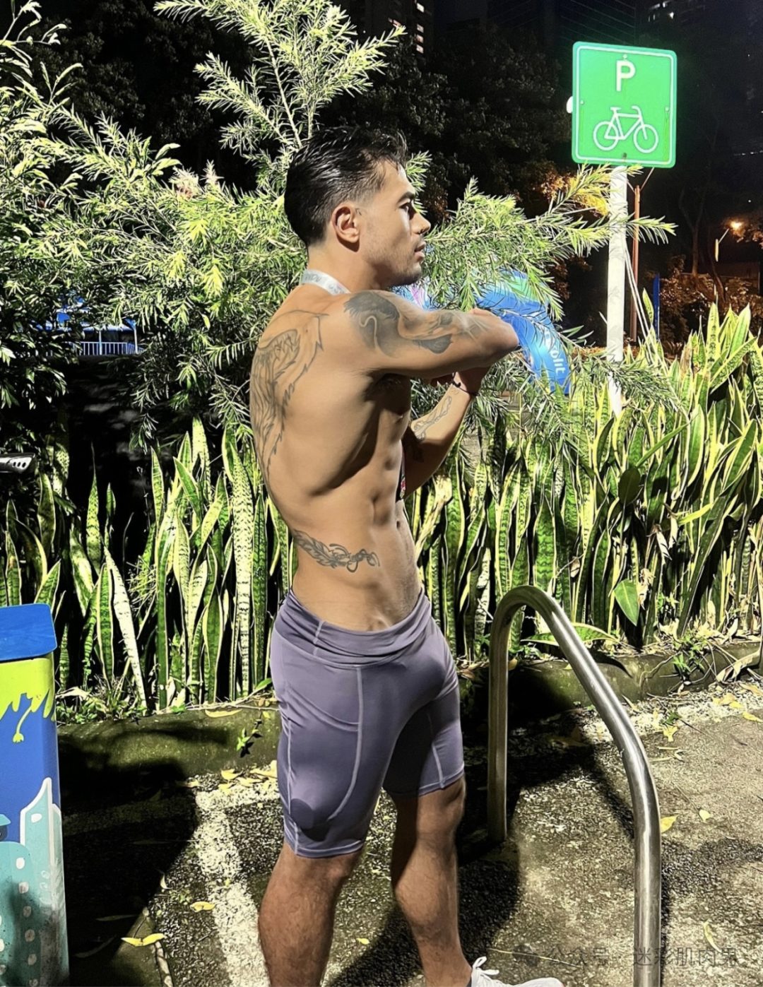 马拉松穿灰短裤脱衣服的运动男太帅了，实力强大！