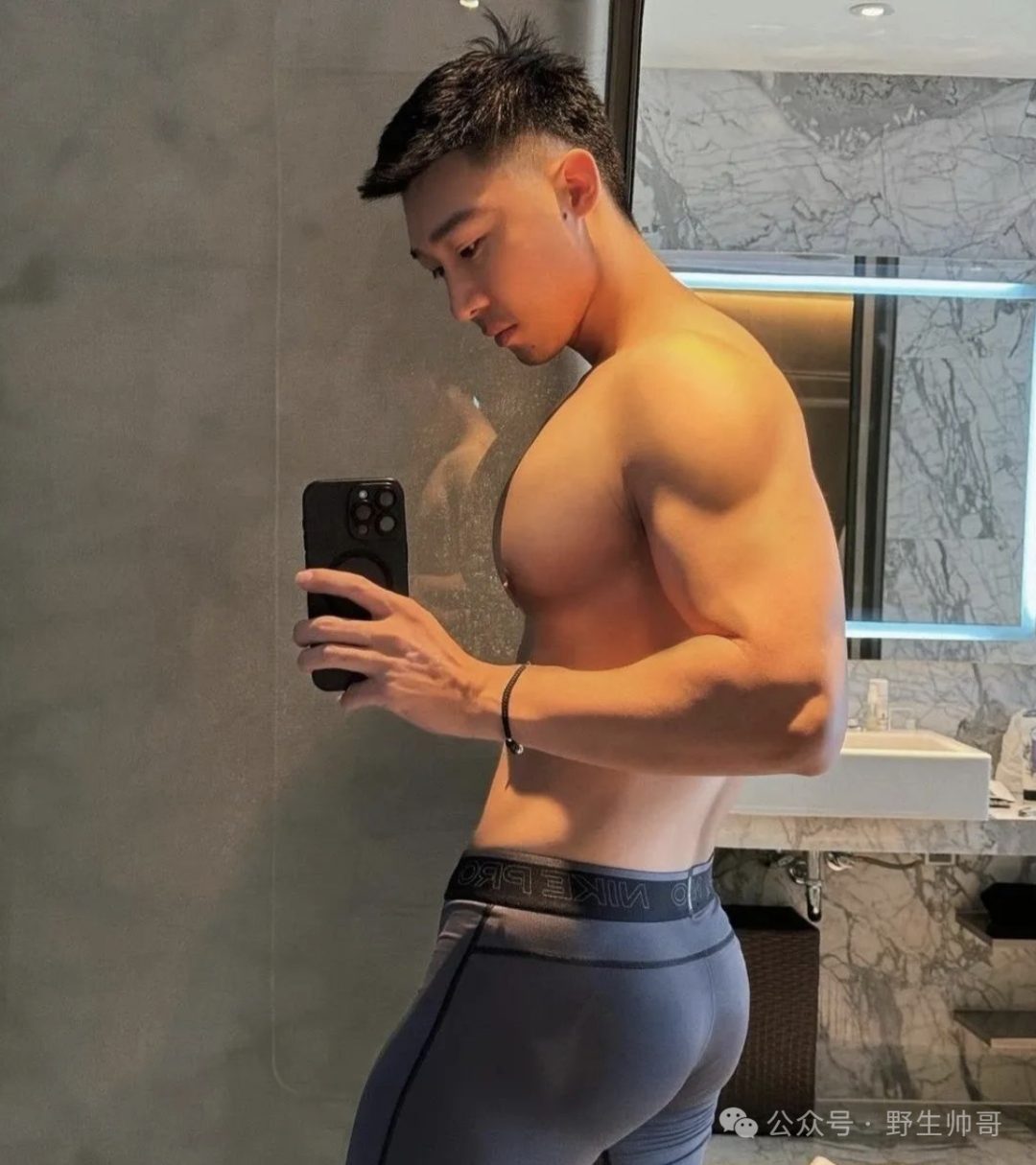 穿内裤自拍的野生运动男让人窒息，长得太大了！