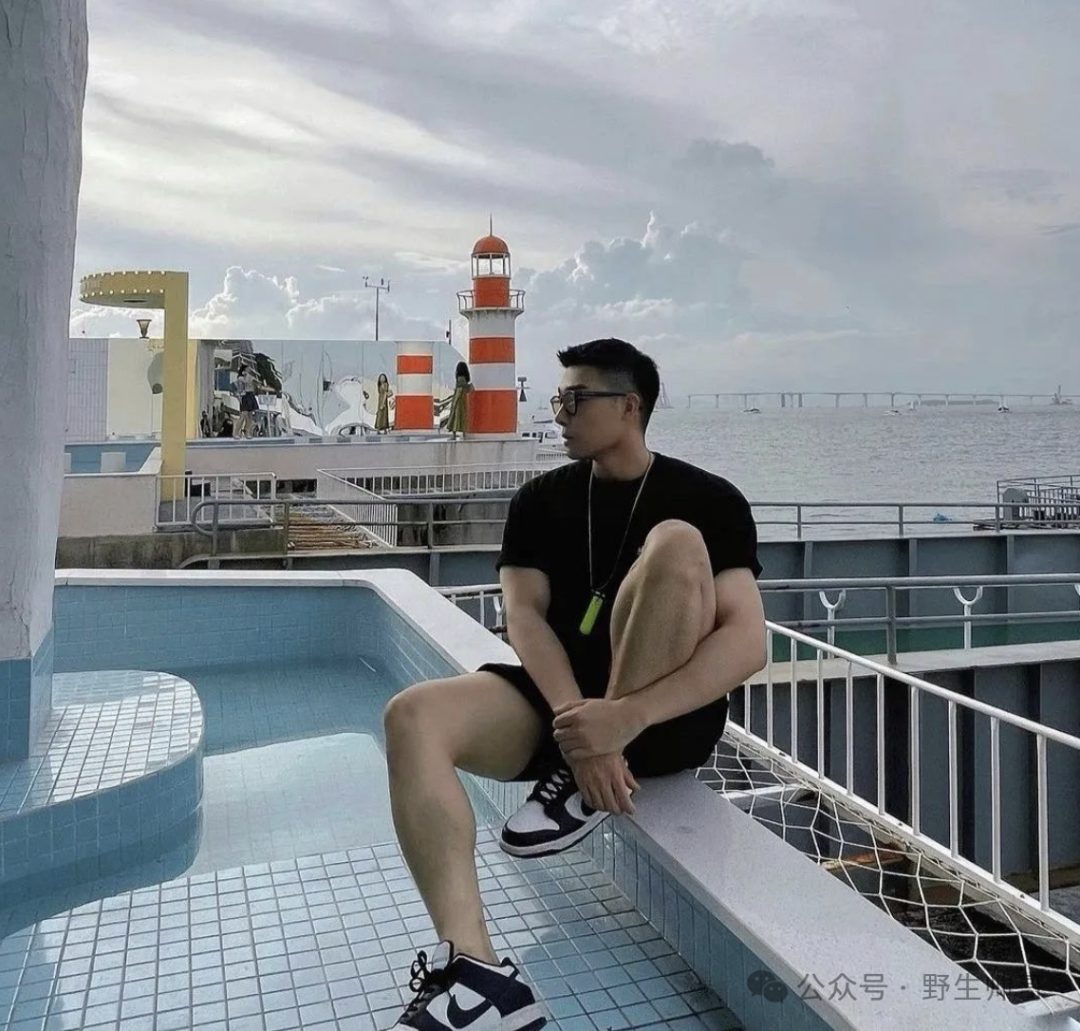 穿内裤自拍的野生运动男让人窒息，长得太大了！