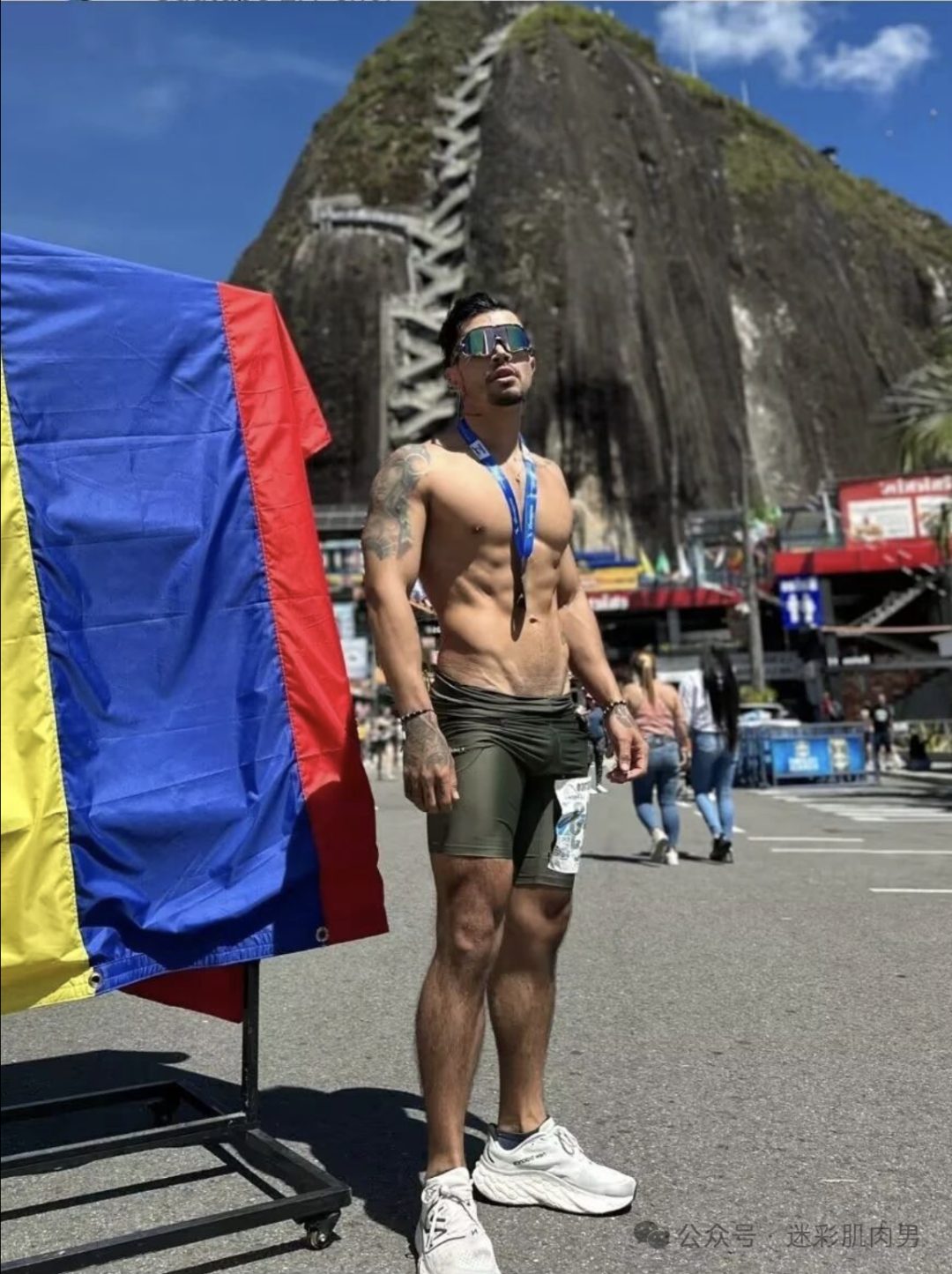 马拉松穿灰短裤脱衣服的运动男太帅了，实力强大！