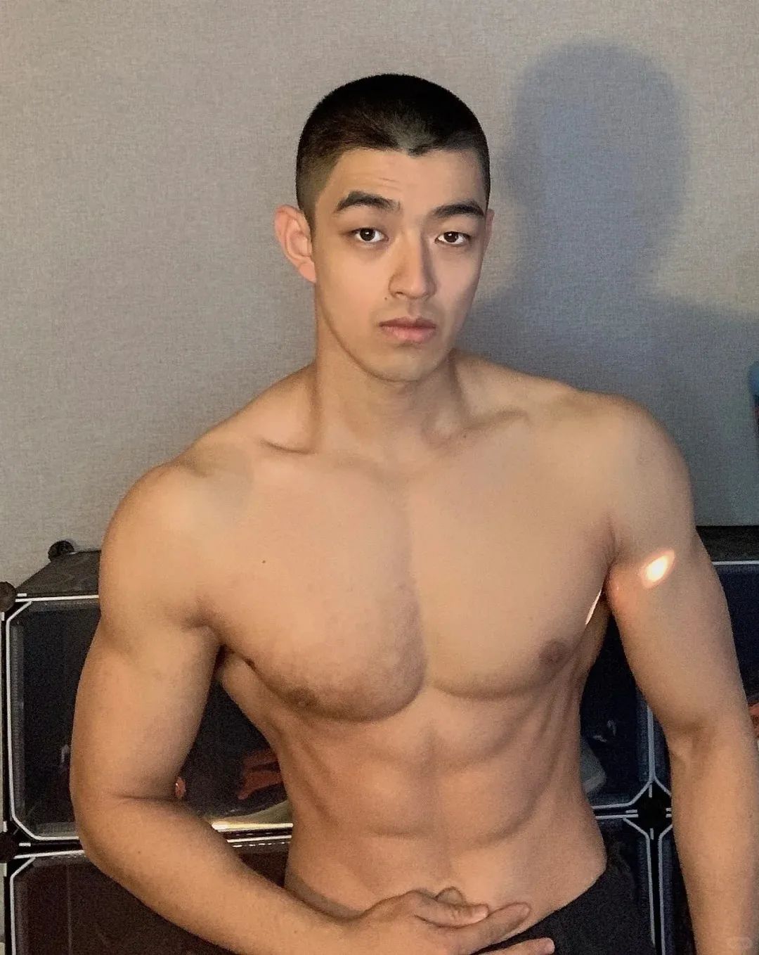 “撕漫男”降临现实！刘聪 Russell 健身大片，撩翻全网的荷尔蒙狂潮