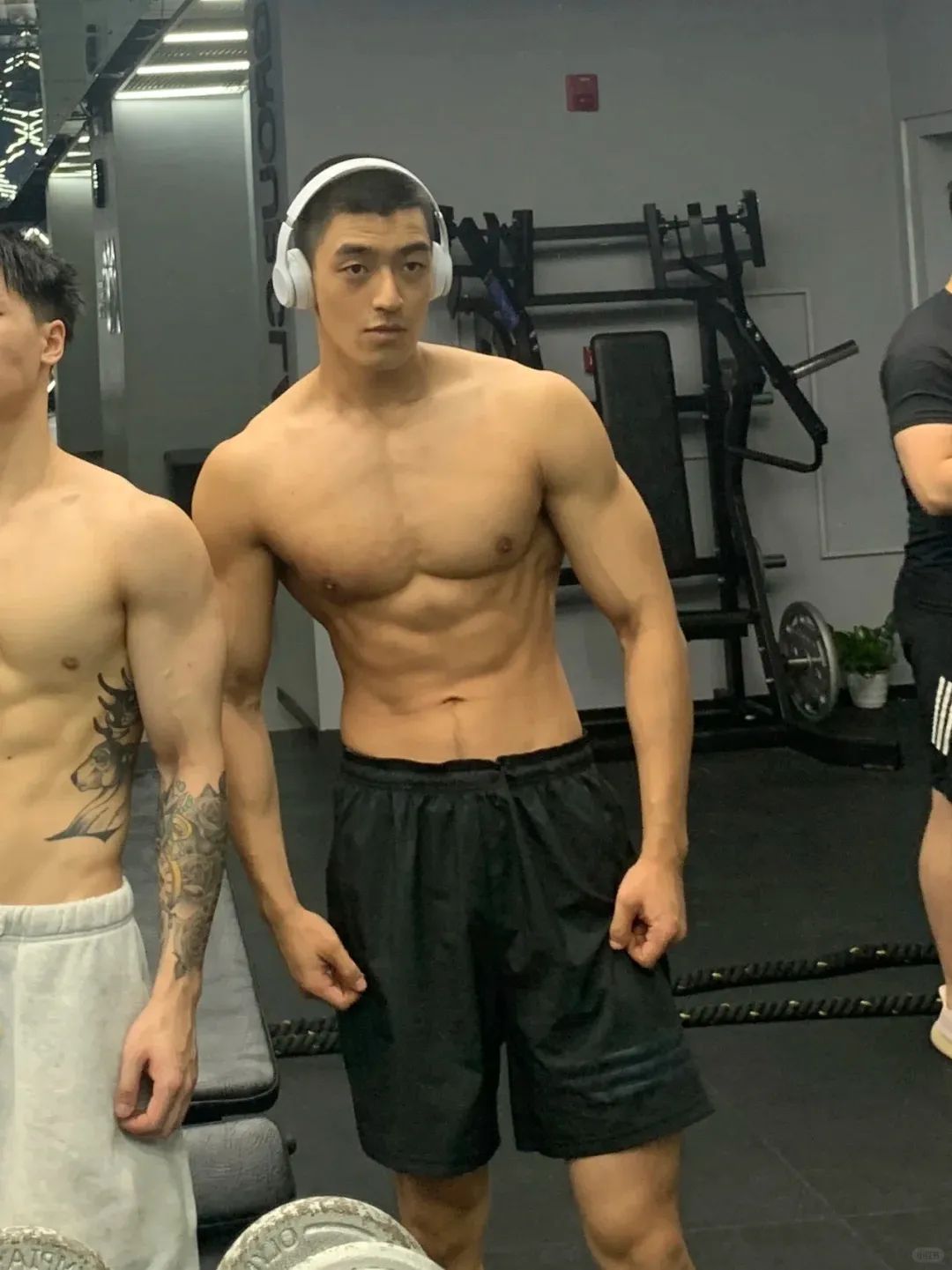 “撕漫男”降临现实！刘聪 Russell 健身大片，撩翻全网的荷尔蒙狂潮