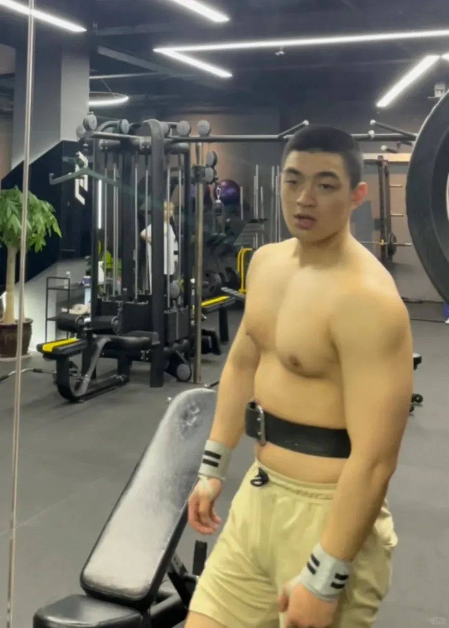“撕漫男”降临现实！刘聪 Russell 健身大片，撩翻全网的荷尔蒙狂潮