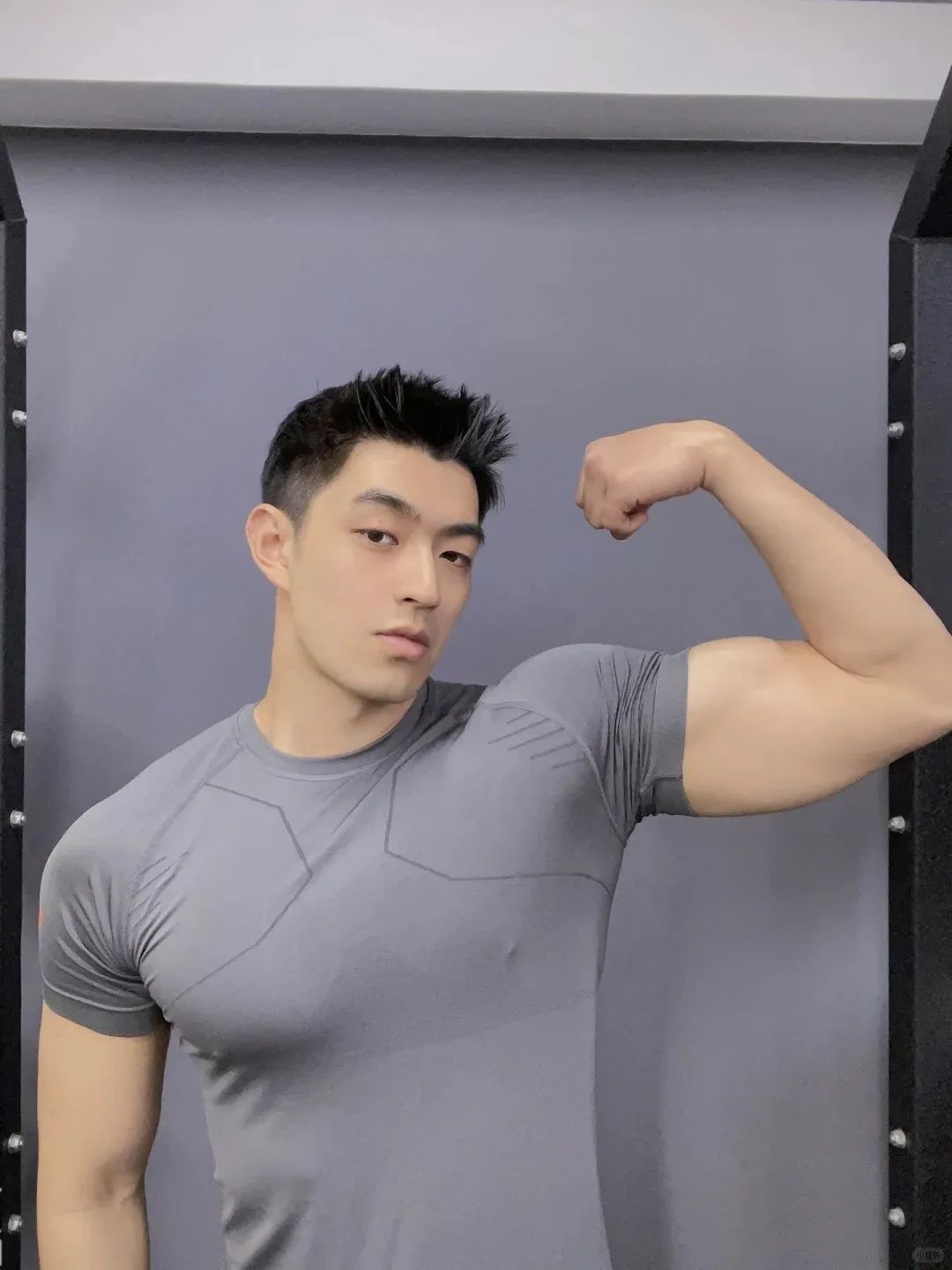 “撕漫男”降临现实！刘聪 Russell 健身大片，撩翻全网的荷尔蒙狂潮