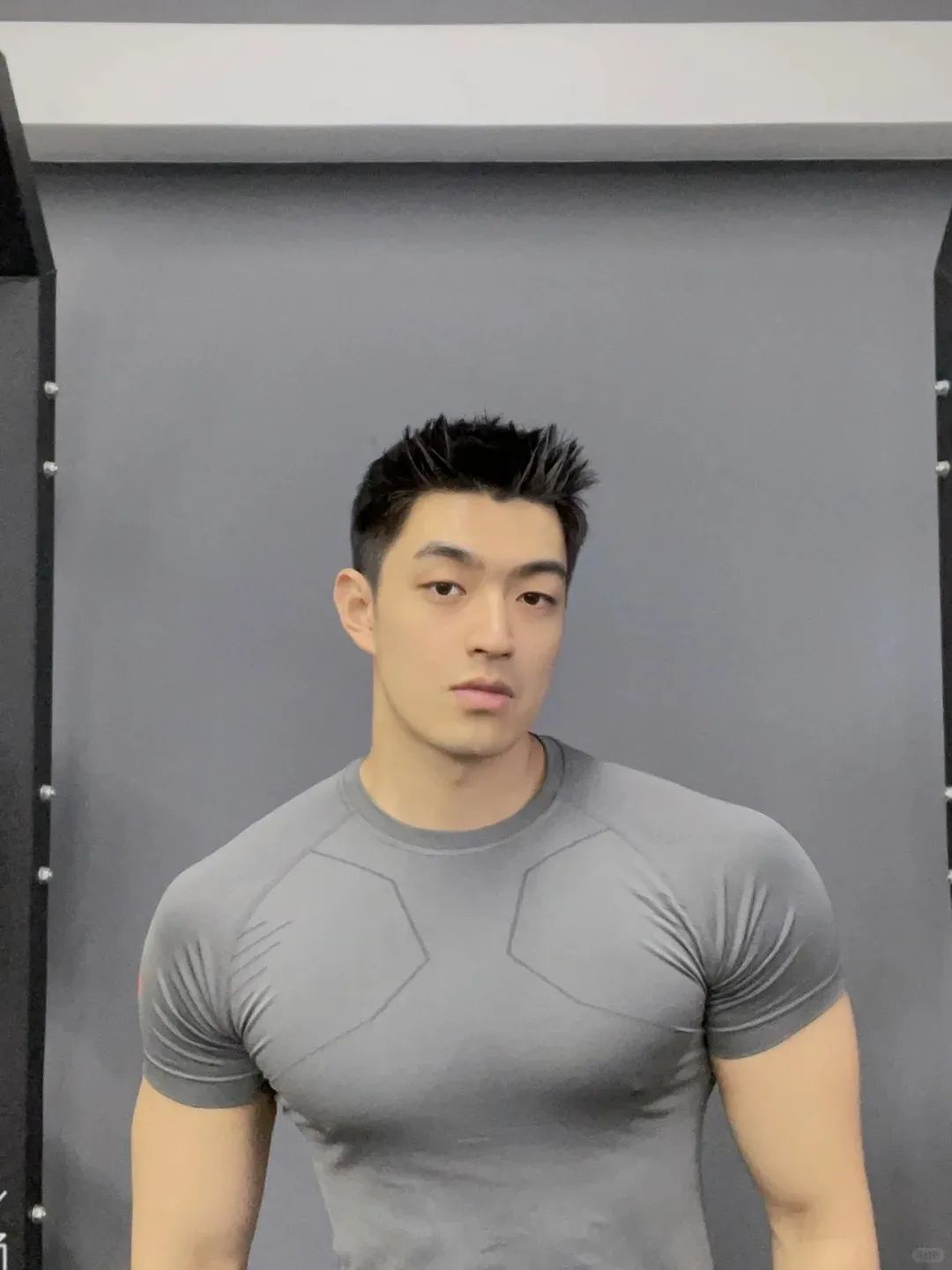 “撕漫男”降临现实！刘聪 Russell 健身大片，撩翻全网的荷尔蒙狂潮