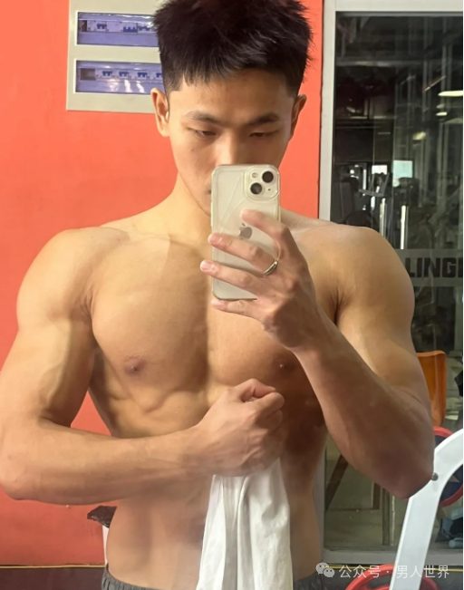 男大体育生，这身材便宜了谁？