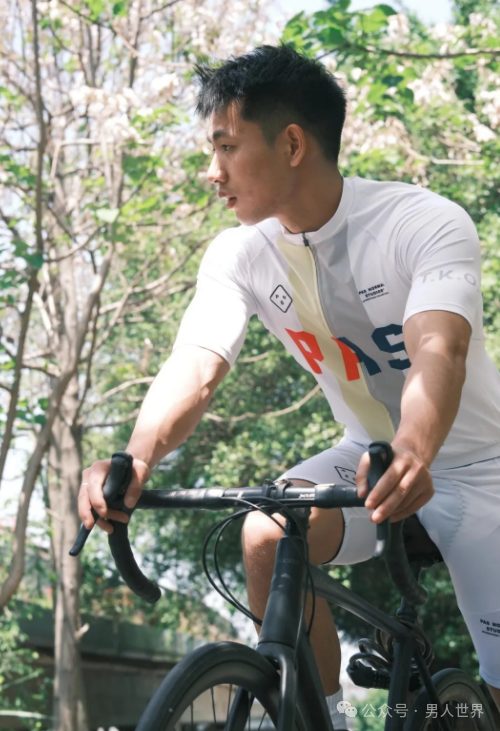 男大体育生，这身材便宜了谁？