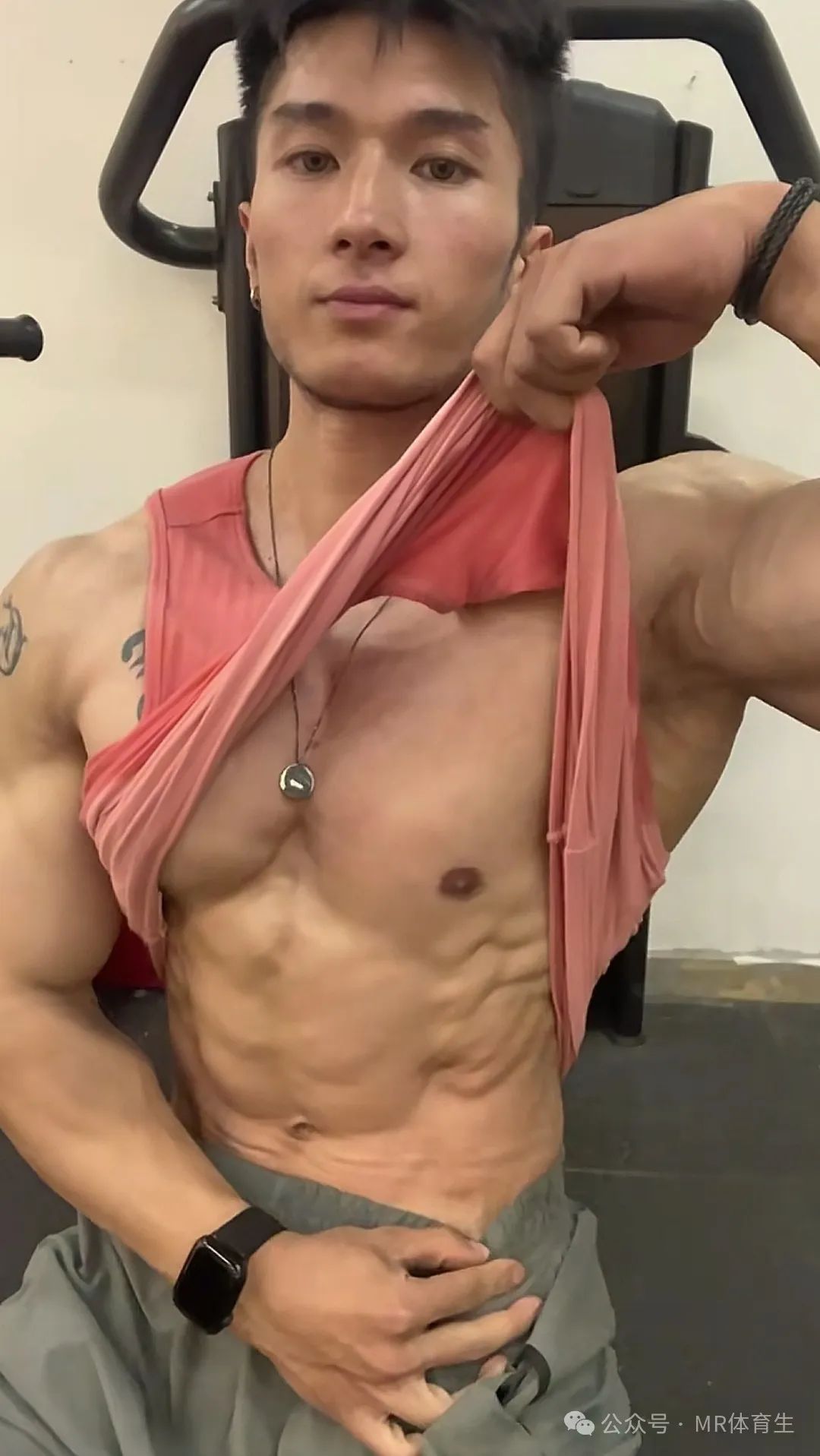 24 岁广州巨无霸健身私教，壮硕野性，这身肌肉简直绝了