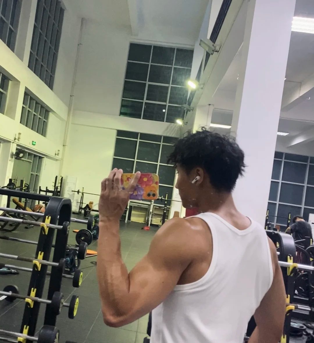 黑皮体育生球场擦汗，这腹肌让粉丝求当毛巾！
