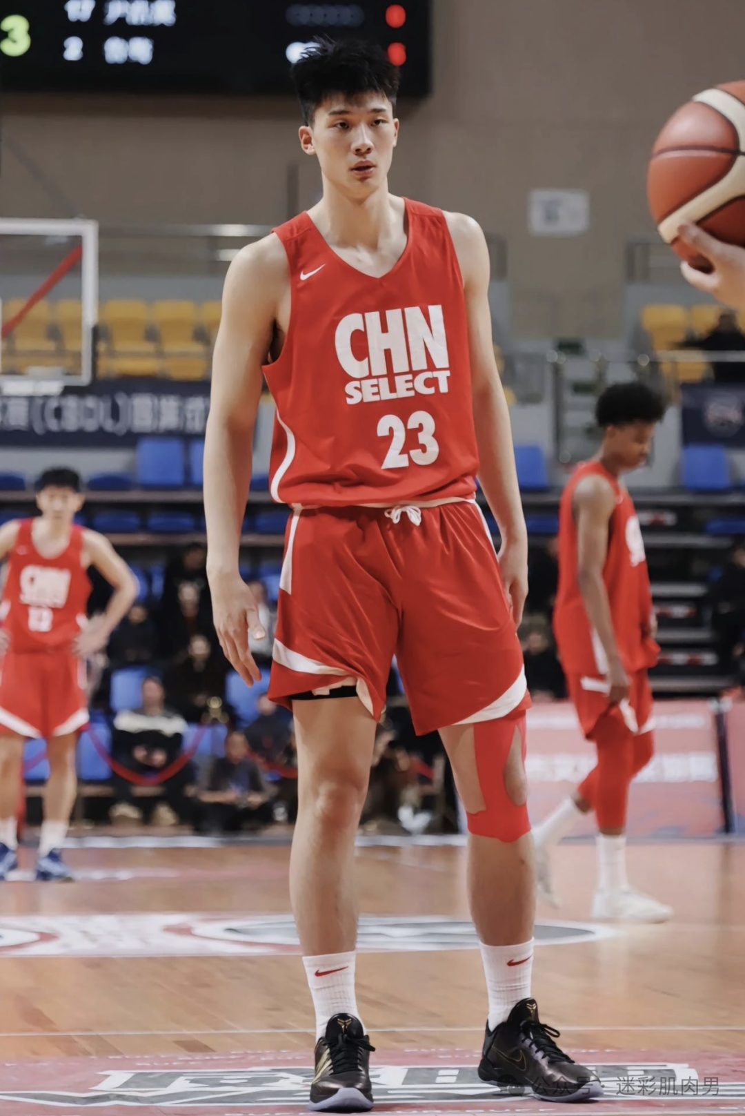 19 岁的山东男大体育生，193CM 大长腿真的超强！