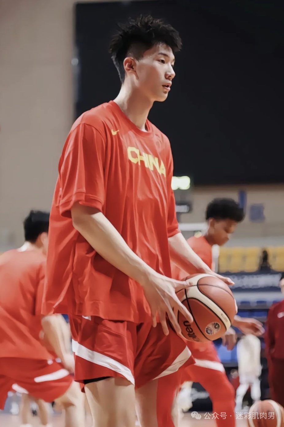 19 岁的山东男大体育生，193CM 大长腿真的超强！