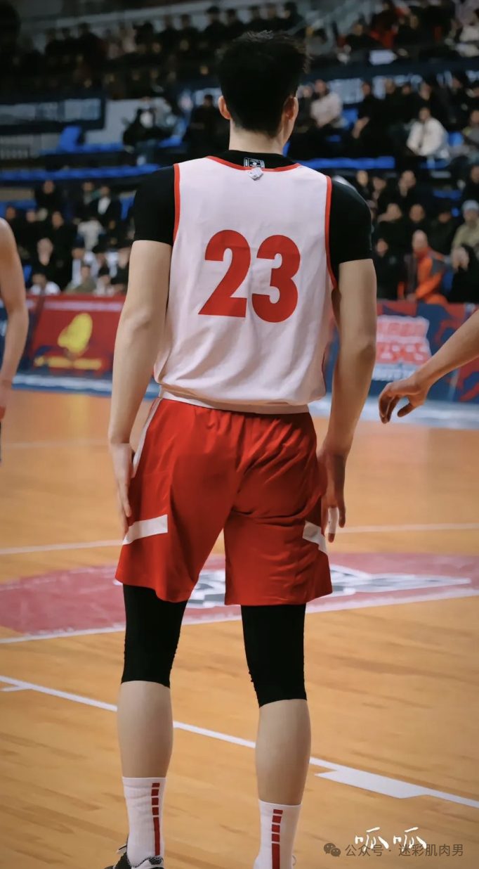 19 岁的山东男大体育生，193CM 大长腿真的超强！