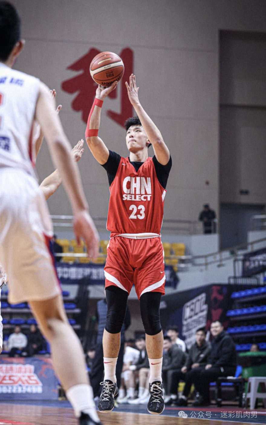 19 岁的山东男大体育生，193CM 大长腿真的超强！