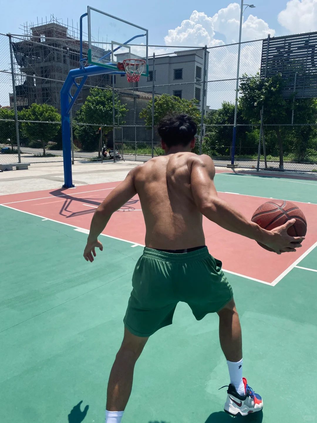 黑皮体育生球场擦汗，这腹肌让粉丝求当毛巾！