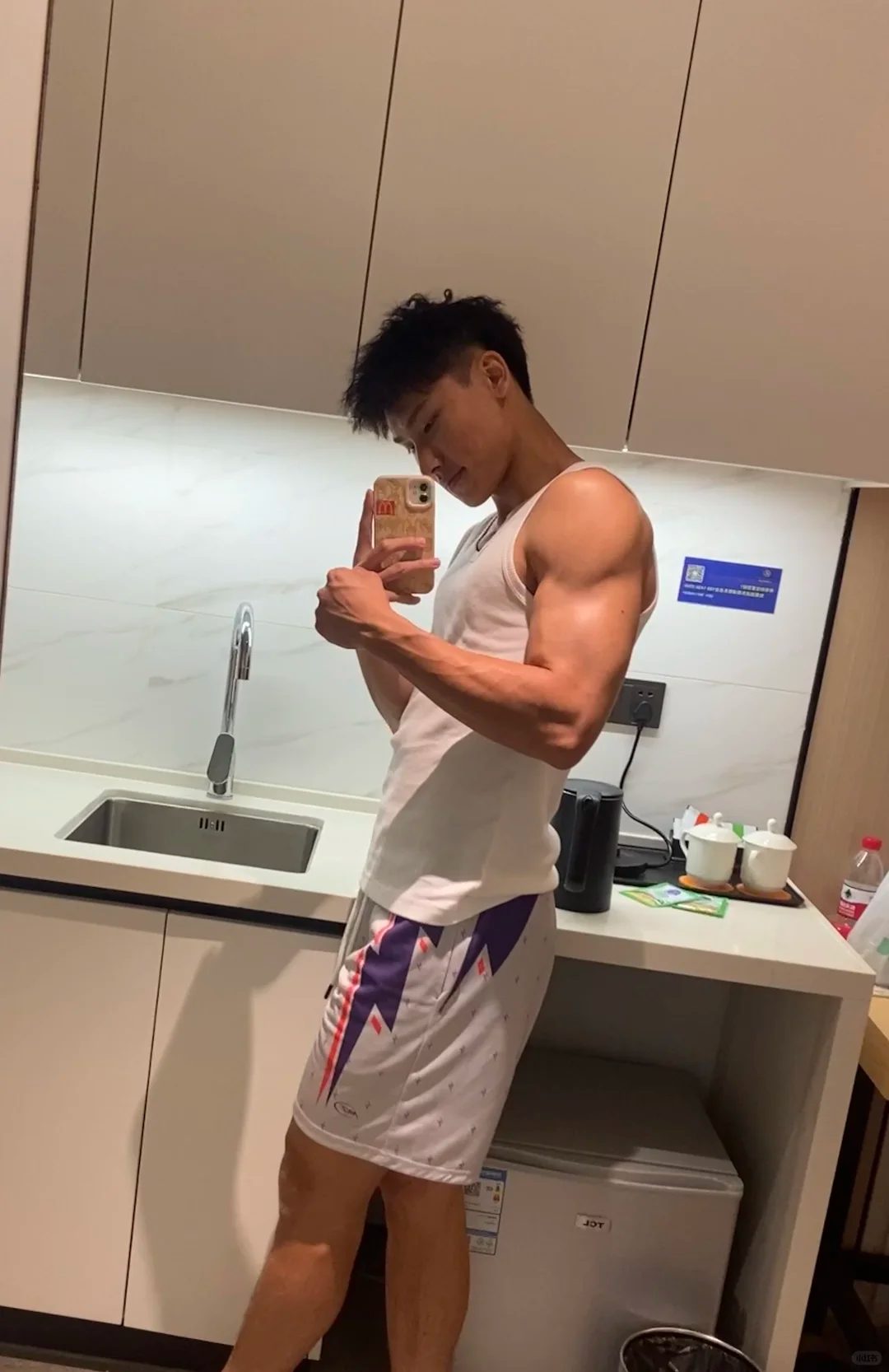黑皮体育生球场擦汗，这腹肌让粉丝求当毛巾！