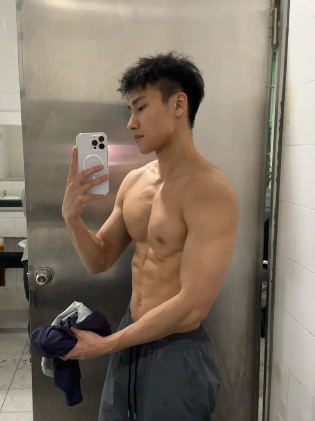 黑皮体育生球场擦汗，这腹肌让粉丝求当毛巾！