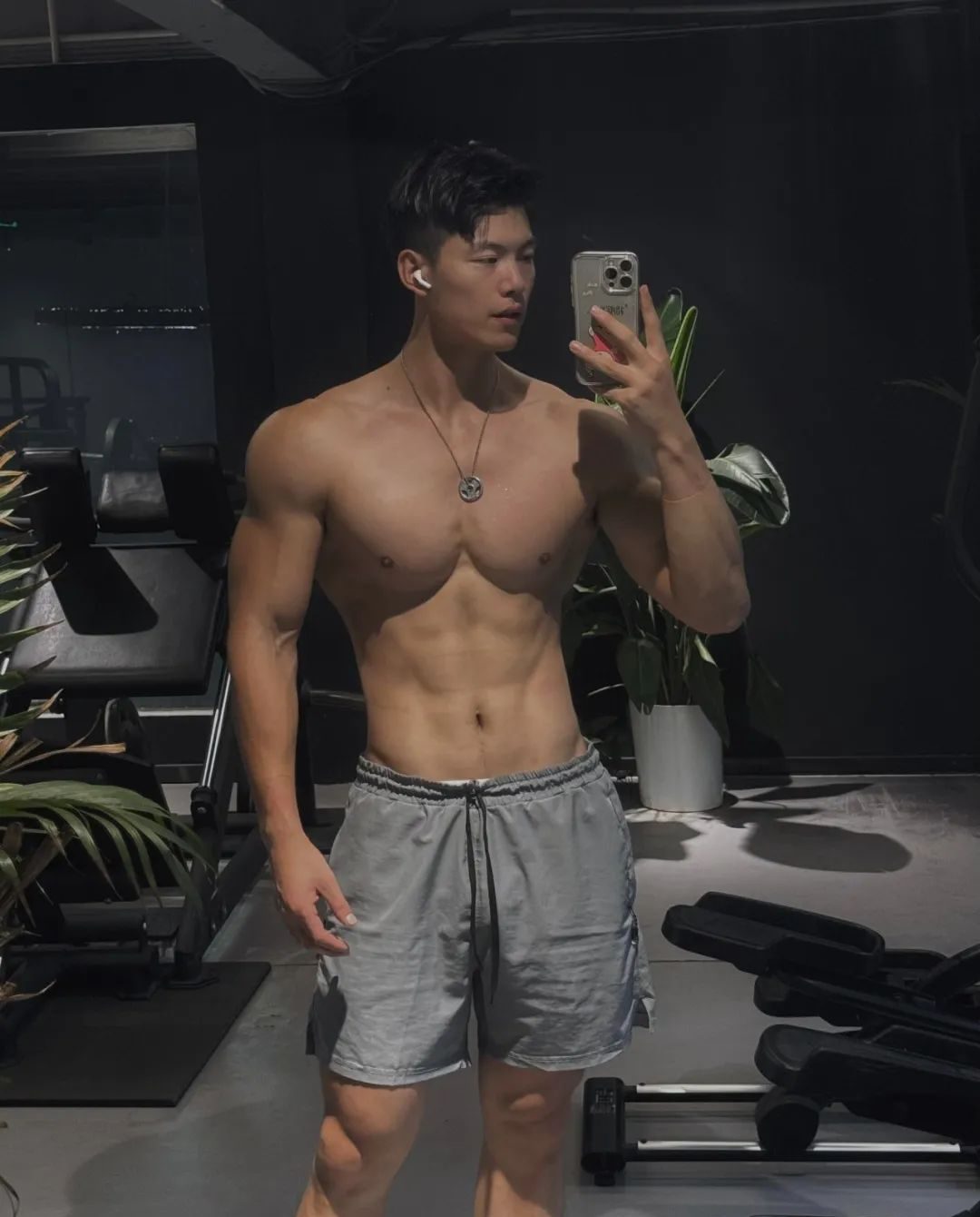 189cm 翘 P 肌肉健身双开门鲨鱼线腹肌哥哥
