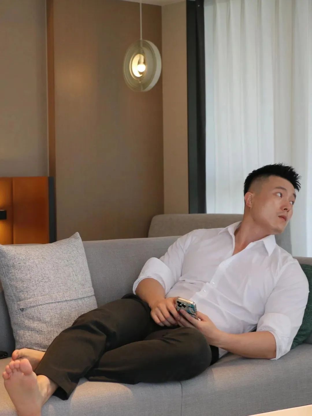 “厦门先生”推特上最近蹿红很快！穿正装性张力十足！