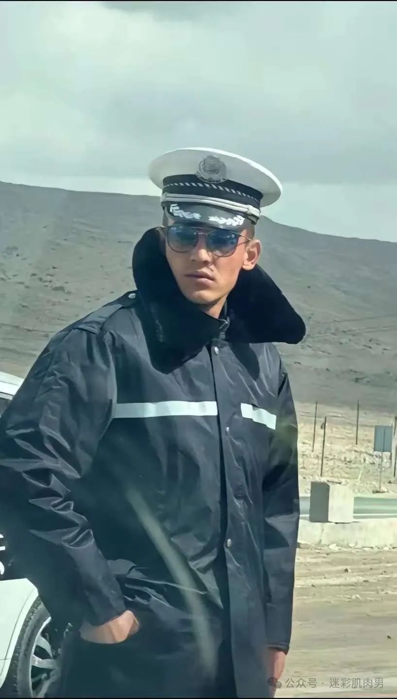 184CM 新疆帕米尔高原帅警火了，长的帅的都上交啦！