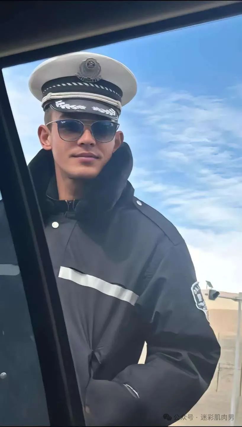 184CM 新疆帕米尔高原帅警火了，长的帅的都上交啦！