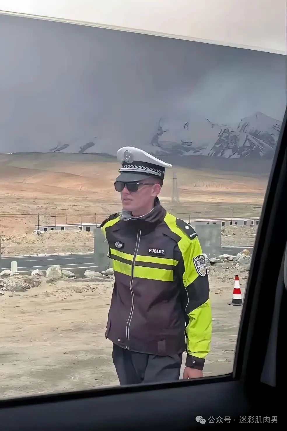 184CM 新疆帕米尔高原帅警火了，长的帅的都上交啦！