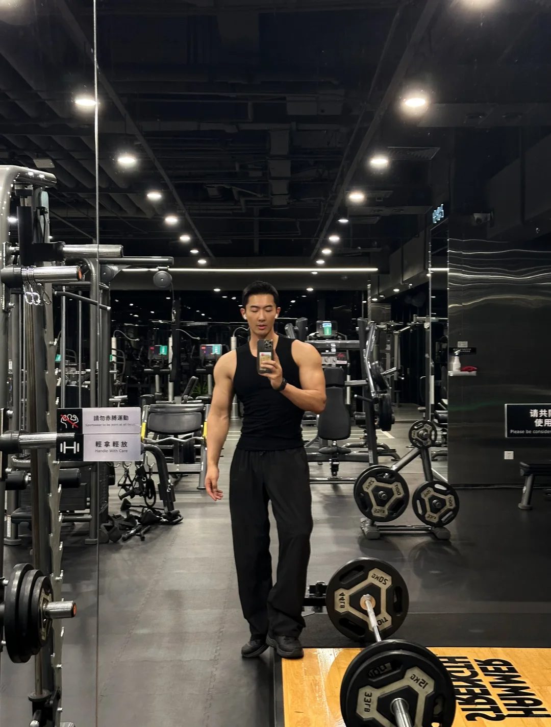 95 后小哥健身写真爆红 这腰臀比是真实存在的吗？