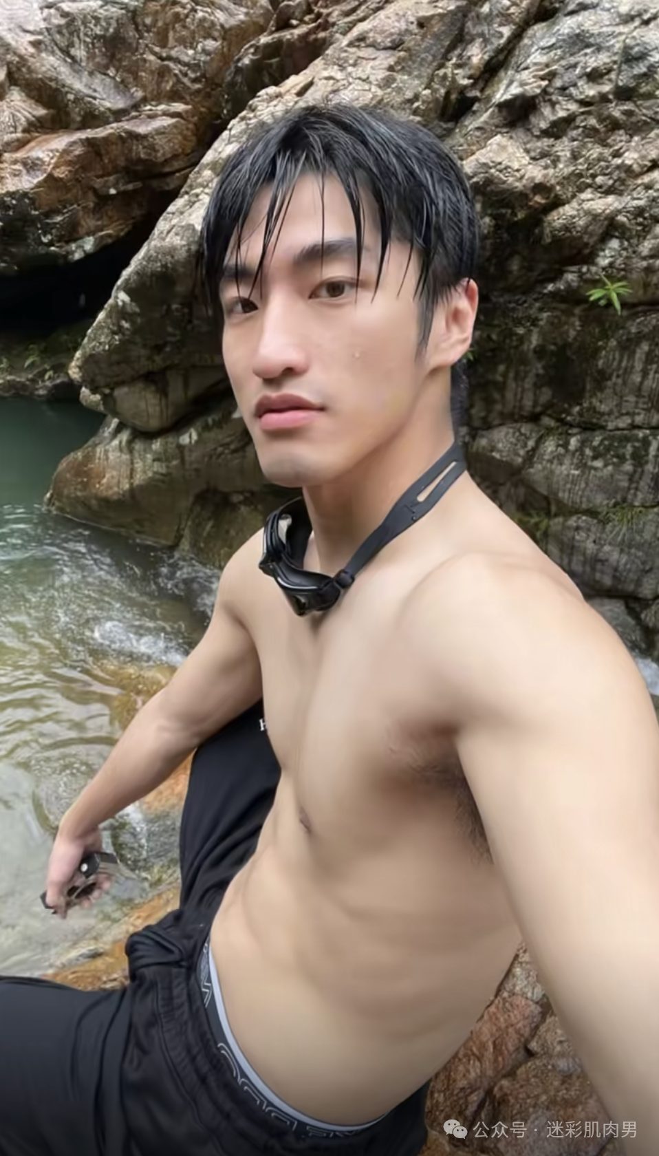 天呐又一个超帅的大鼻子伴郎，洗澡自拍私照出圈了！