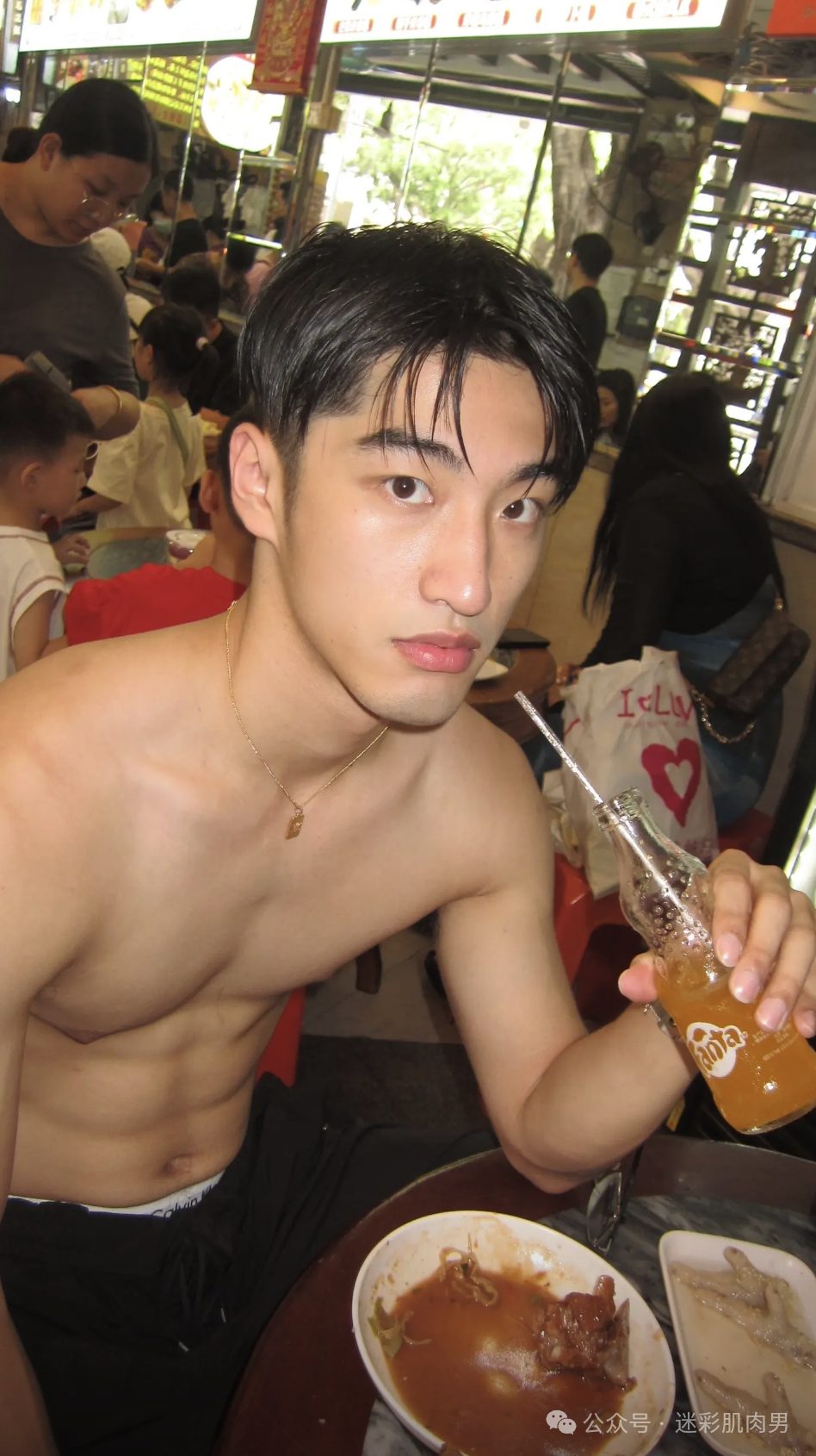 天呐又一个超帅的大鼻子伴郎，洗澡自拍私照出圈了！