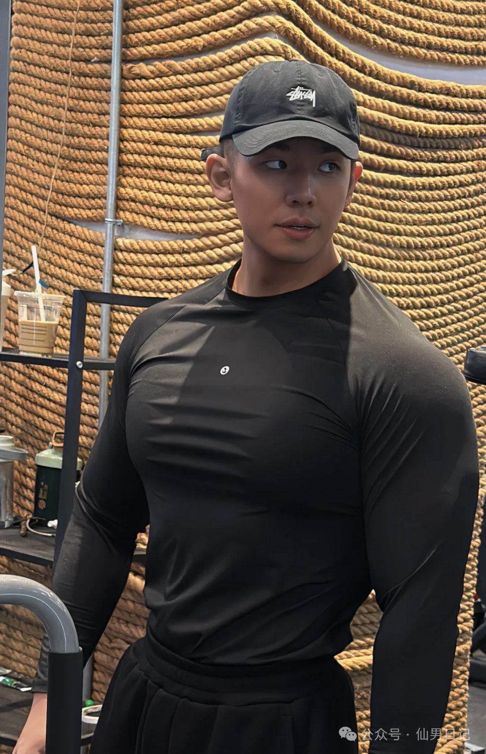 山东黑皮体育生太性感！网友直呼：翘臀能顶一箱汽水……