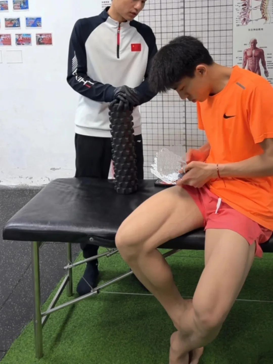 田径体育生被男理疗师按摩的画面！