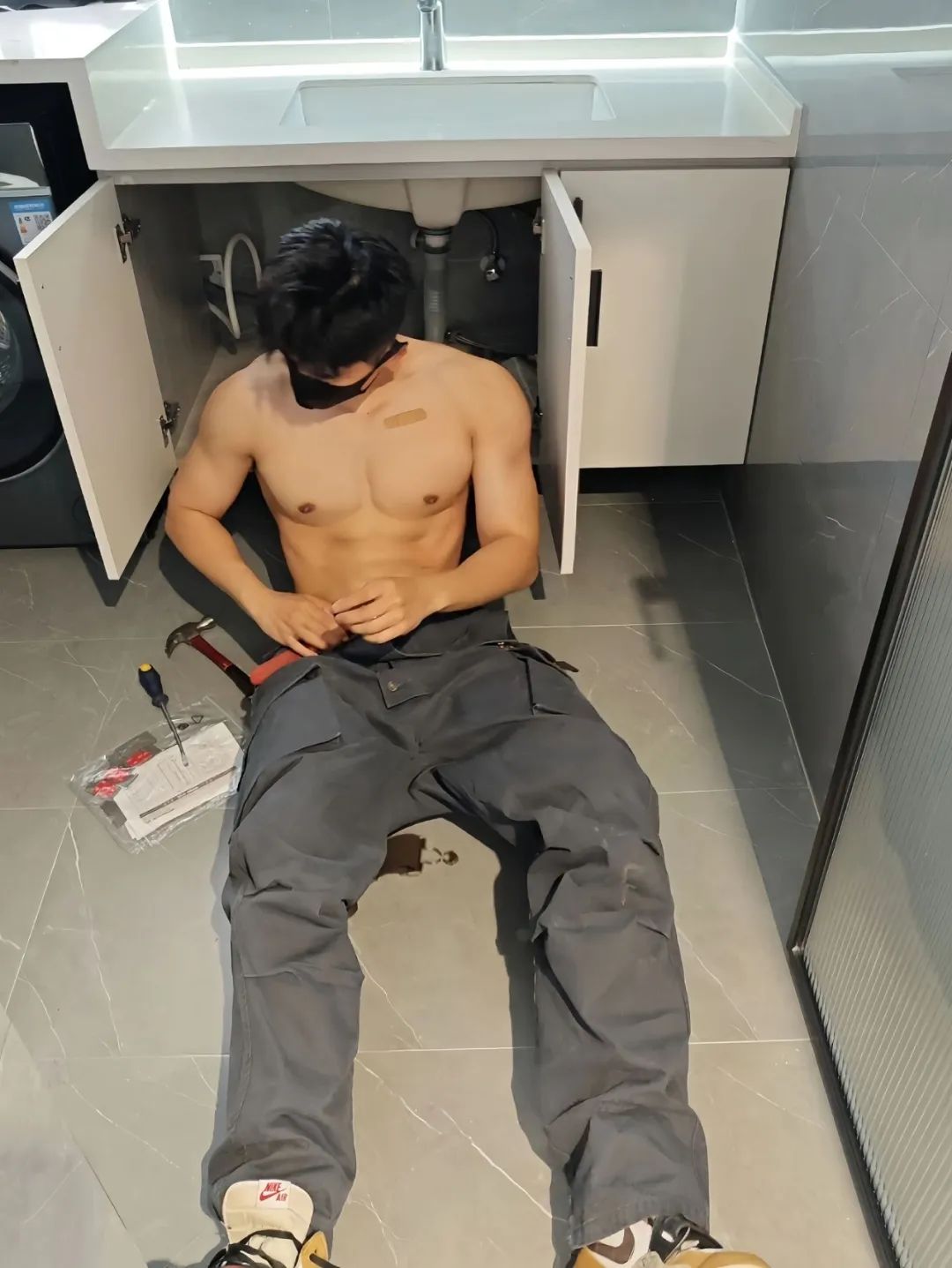 水电工衣服湿了，露出完美肌肉身材！