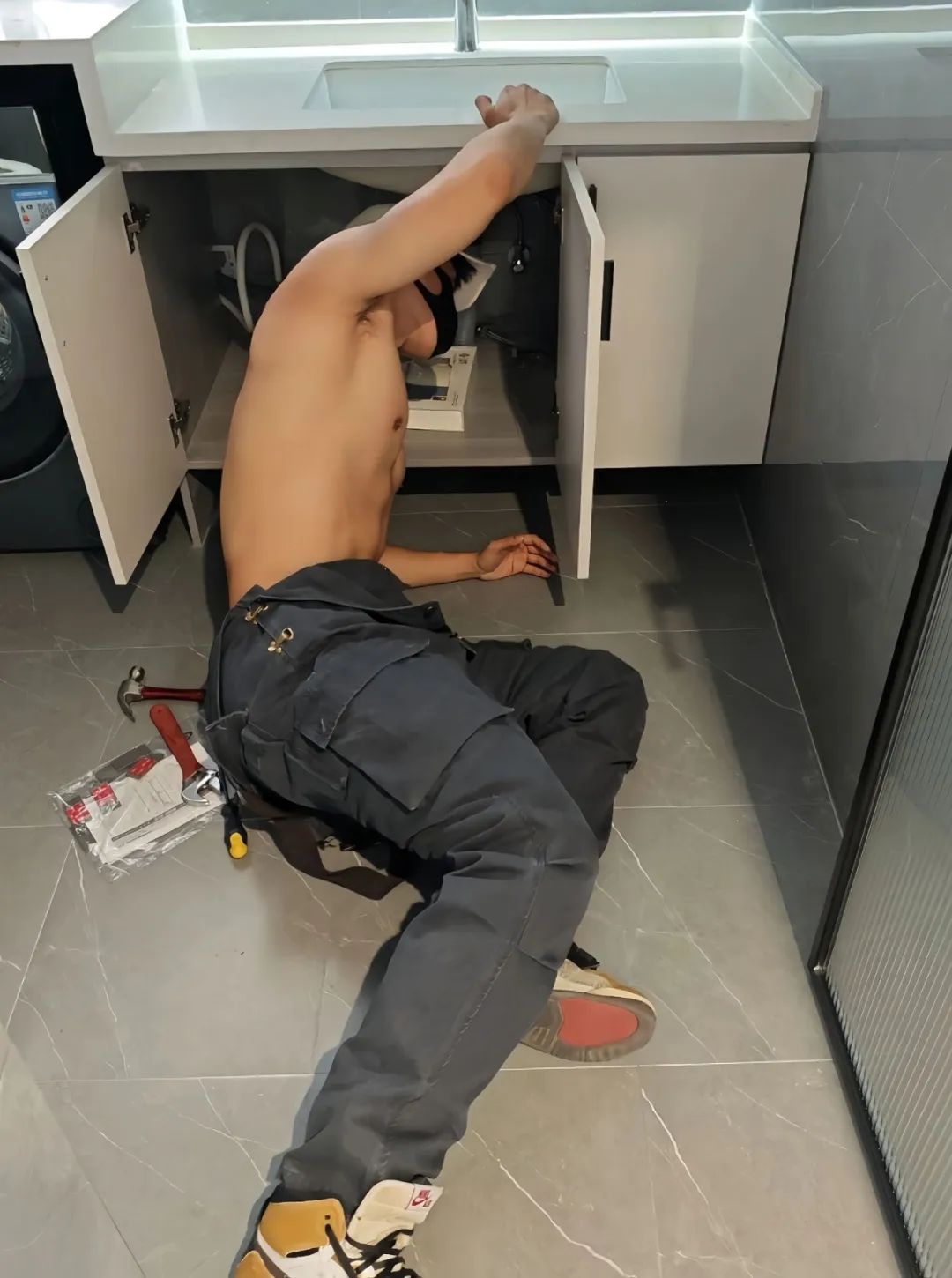 水电工衣服湿了，露出完美肌肉身材！