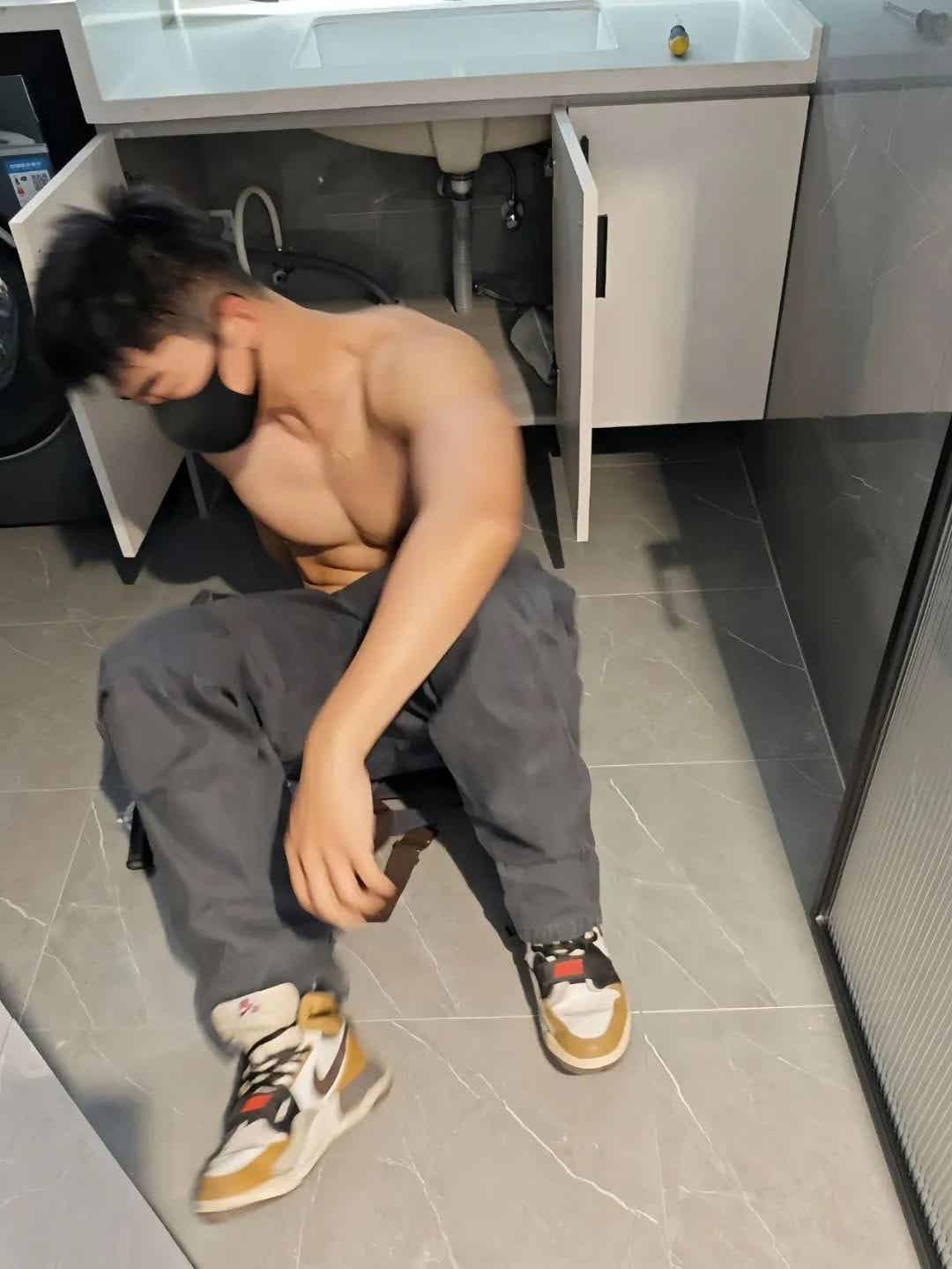 水电工衣服湿了，露出完美肌肉身材！