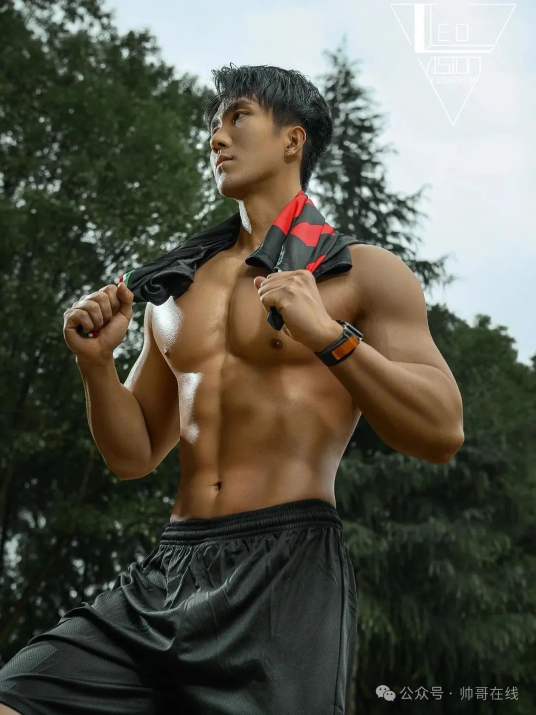 黑皮足球肌肉壮男，大胸肌身材也太顶了！